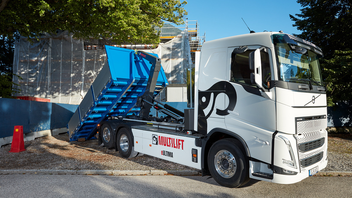 Hiab, part of Cargotec, launches the Multilift eUltima, the world’s first plug-and-play hooklift designed specifically for electric trucks.