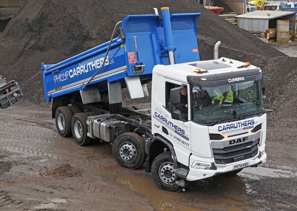 Another two new DAF XDC eight wheelers have just joined the Workington – based fleet of Phillip Carruthers Ltd, one of northern England’s leading specialists in groundworks and plant hire. And just like Carruthers’ previous XDC tippers, both are fitted with HARSH front end (FE) tipping cylinders.