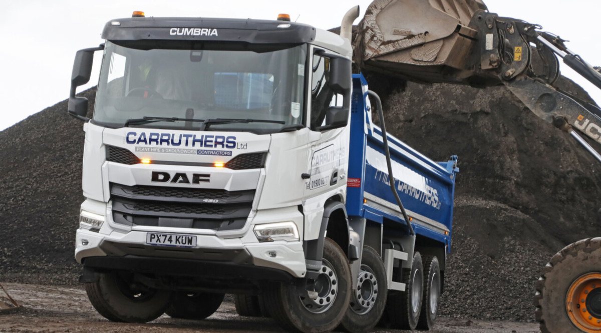 Another two new DAF XDC eight wheelers have just joined the Workington – based fleet of Phillip Carruthers Ltd, one of northern England’s leading specialists in groundworks and plant hire. And just like Carruthers’ previous XDC tippers, both are fitted with HARSH front end (FE) tipping cylinders.